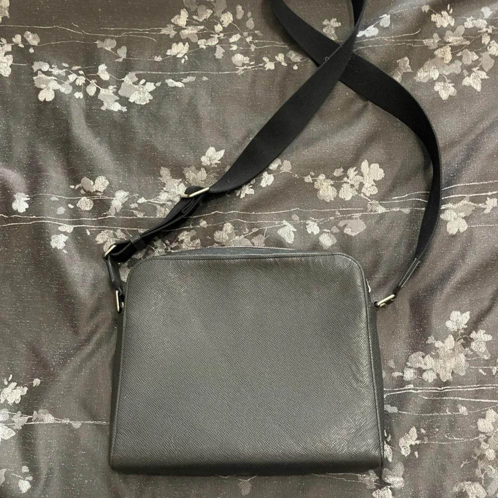 Louis Vuitton men’s cross over bag - Picture 3 of 5